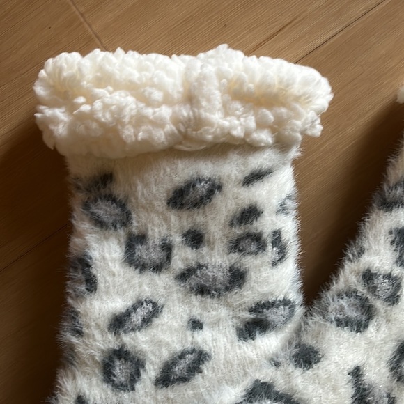 NWOT MUK LUKS CHEETAH DESIGN SOCKS FLEECE LINING GRAY WHITE BLACK GRIP ON HEELS - Picture 2 of 5